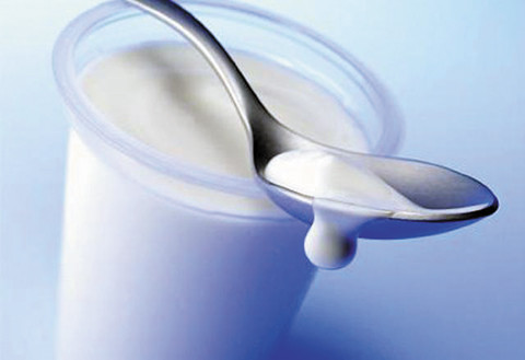 Sữa chua hoặc sữa ít béo. Trong sữa và sữa chua ít béo có rất nhiều can-xi và kali. Cả hai khoáng chất này đều giúp cơ thể duy trì được mức huyết áp bình thường và hỗ trợ máu lưu thông dễ dàng hơn trong các động mạch. Do đó, việc tiêu thụ sữa và sữa chua ít béo luôn được các chuyên gia dinh dưỡng khuyến khích. Nếu mức huyết áp quá thấp, tinh trùng sẽ không thể khỏe mạnh được.