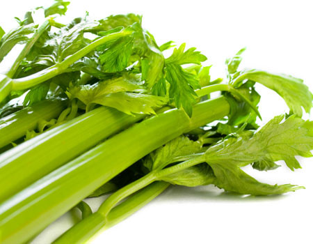 Sinh tố cần tây. Muốn đưa nàng lên giường mà không tốn quá nhiều công sức? Cánh mày râu chỉ cần uống sinh tố cần tây. Đây là nguồn chứa nhiều chất giúp kích thích dục tình. Một loại hoóc môn có nhiều trong cần tây là androsterone sẽ dễ khiến các chị em "bấn loạn" khi nó được tiết qua mồ hôi của nam giới khi họ ăn cần tây.