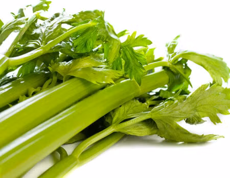 Sinh tố cần tây. Muốn đưa nàng lên giường mà không tốn quá nhiều công sức? Cánh mày râu chỉ cần uống sinh tố cần tây. Đây là nguồn chứa nhiều chất giúp kích thích dục tình. Một loại hoóc môn có nhiều trong cần tây là androsterone sẽ dễ khiến các chị em "bấn loạn" khi nó được tiết qua mồ hôi của nam giới khi họ ăn cần tây.