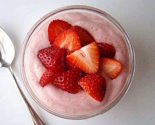 Sinh tố đào và dâu tây. Các loại trái cây này giàu kẽm, rất cần thiết cho quá trình quan hệ tình dục. Ở nam giới, kẽm kiểm soát mức độ testosterone, liên quan tới việc sản xuất tinh trùng. Trong quá trình giao hợp, hàm lượng kẽm của nam giới theo đó cũng giảm theo.