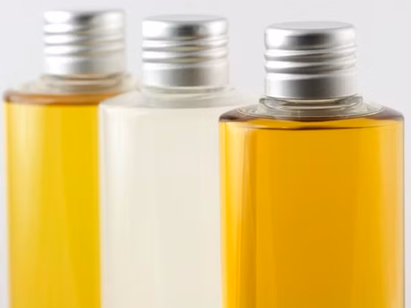 Kết hợp tinh dầu oliu, dầu thầu dầu, dầu dừa và dầu hạnh nhân sẽ giúp bạn phục hồi tóc hư tổn, giảm rụng tóc, giúp tóc mọc dài nhanh.