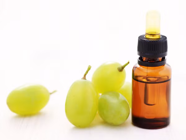 Tinh dầu hạt nho. Tinh dầu nho rất tốt cho những mái tóc mỏng, dễ gãy rụng và bị hư tổn, nuôi dưỡng từng sợi tóc, giúp tóc chắc khoẻ hơn.