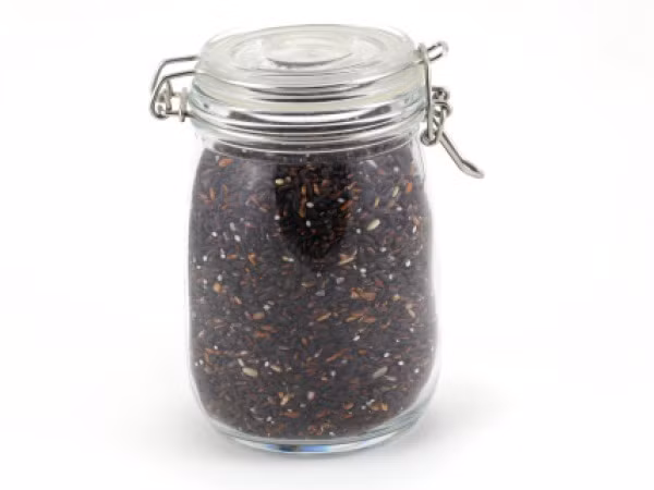 Tinh dầu cám gạo. Tinh dầu cám gạo được dùng trong sản phẩm kem chống nắng và dầu xả giúp bảo vệ và làm mượt tóc chống sự chẻ ngọn.