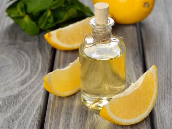Tinh dầu chanh. Dầu chanh dù không được dùng rộng rãi, nhưng là loại dầu dưỡng rất tốt cho tóc. Tinh dầu chanh là giải pháp khắc phục cho mái tóc bị xỉn màu, thiếu sức sống và là một chiến binh trong việc chống lại gàu. Bên cạnh đó, tinh dầu chanh còn có khả năng chống rụng tóc kỳ diệu.