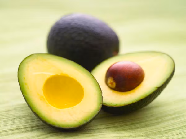 Tinh dầu bơ dưỡng tóc. Một mái tóc thiếu sức sống hay những sợi tóc thô, cứng chiếm mất nhiều thời gian của người đẹp để trang điểm hàng ngày.Tinh dầu được chiết xuất từ quả bơ ( loại bơ hạt mỡ) sẽ có tác dụng rất tốt để người đẹp có thể khắc phục hiện tượng này. Tinh dầu bơ chứa một hàm lượng cao vitamin A, B và E, cung cấp protein cho lớp biểu bì tóc, tăng độ đàn hồi và tạo độ bóng, mềm hơn cho tóc.