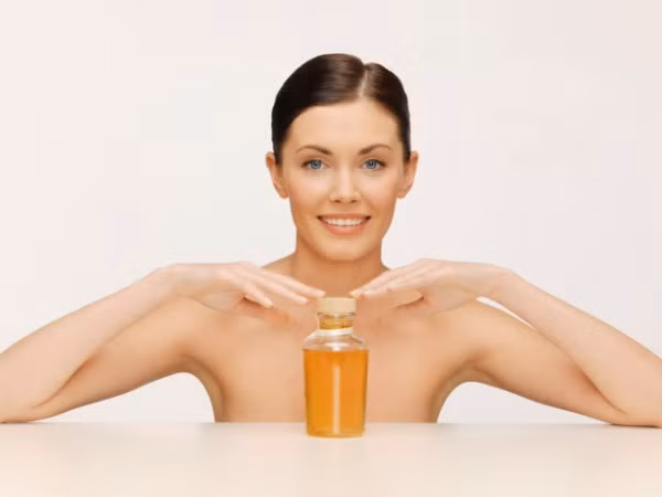 Tinh dầu jojoba. Dầu Jojoba có thể được sử dụng hoàn hảo như một sản phẩm chăm sóc cho tóc khô, tóc thô. Dầu Jojoba giúp ngăn ngừa và điều trị chẻ ngọn. Xoa một lượng nhỏ vào lòng bàn tay, sau đó bôi đều lên tóc khi còn ẩm. Bằng cách này bạn có thể cung cấp cho tóc một lớp bảo vệ, giữ tóc mượt mà và khỏe mạnh. Kể cả khi bạn đang sở hữu một mái tóc xoăn thì dầu Jojoba cũng giúp cho tóc luôn mềm và bóng mượt.