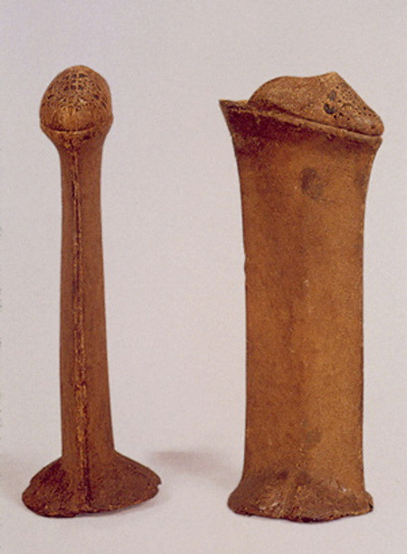 Giày chopines. Giày chopines của quý tộc châu Âu trong giai đoạn thế kỷ 15-17 khiến bạn phải kinh ngạc. Những đôi chopines dựng đứng này trung bình cao khoảng 50cm, có thể giúp bộ váy lướt thướt của các quý bà không bị lấm bẩn khi đi trên đường phố. Nó đặc biệt thịnh hành ở thành phố Venice của Italy và Tây Ban Nha.