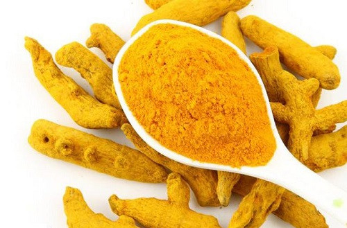 Mặt nạ bột nghệ và nước hoa hồng. Trộn bột nghệ với 1 thìa nước hoa hồng, sau đó thêm khoảng 1/2 thìa sữa đông. Trộn đều và thoa lên da mặt. Mặt nạ này không chỉ giúp cơ mặt thư giãn mà còn giúp làn da trẻ hoá.