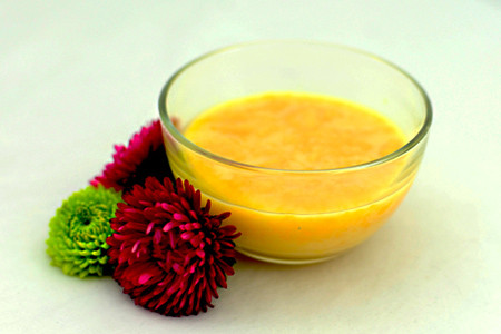 Trộn tinh bột nghệ với lòng đỏ trứng theo tỉ lệ 1:1. Sau đó đắp mặt nạ này trong 30 phút rồi rửa sạch lại bằng nước ấm.