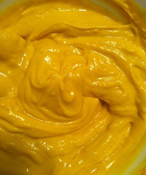 Tinh bột nghệ dưỡng vùng khuỷu tay và đầu gối. Những vùng da ở khuỷu tay và đầu gối thường bị dễ thô ráp hoặc sậm màu hơn những vùng da khác, mặt nạ bột nghệ với sữa đông sẽ giúp bạn khắc phục nhanh chóng tình trạng này. Trộn tinh bột nghệ với sữa đông để tạo thành hỗn hợp bột nhão, sau đó dùng hỗn hợp này đắp lên vùng khuỷu tay hoặc đầu gối. Nửa tiếng sau rửa lại bằng nước, thực hiện đều đặn bạn sẽ thấy hiệu quả nhanh chóng.