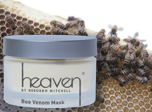 Mặt nạ từ nọc độc ong. Deborah Mitchell đến từ Bee Venom Mask đã đưa ra một ý nghĩa mới cho thuật ngữ “buzz-worthy” và khiến cách nghĩ về ong thay đổi với mặt nạ từ nọc độc ong. Ngoài thành phần mật Manuka – thứ mật nổi tiếng về khả năng làm mềm dịu và đặc tính chữa bệnh, phương pháp này còn chứa những thành phần được tìm thấy trong nọc độc ong, điều khiển các cơ trên mặt để có hiệu quả nâng lên ngay lập tức. Các ngôi sao lớn bao gồm Victoria Beckham và Michelle Pfeiffer hay Kate Middleton được cho là fan của liệu pháp chích da này.