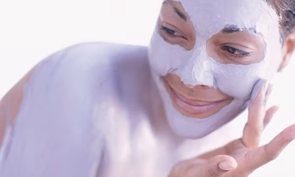 Massage phân chim: 215 USD. Phụ nữ Nhật Bản, đặc biệt là các geisha có một loại mỹ phẩm cao cấp có tác dụng làm mềm, trắng và dưỡng ẩm cho da từ hàng trăm năm nay. Thứ mỹ phẩm cao cấp này được sản xuất từ nguyên liêu thiên nhiên rất đặc biệt, đó là phân chim họa mi. Theo các nhà sản xuất mỹ phẩm Nhật Bản, trong phân chim họa mi có chứa nhiều enzyme giúp da sáng bóng, trơn mịn. Và để có được một thìa phân chim họa mi làm đẹp, phái đẹp Nhật tốn khoảng 215 USD.