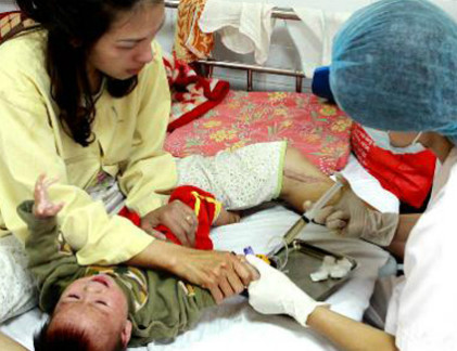 Trẻ đang được điều trị sởi. Ảnh: TTXVN