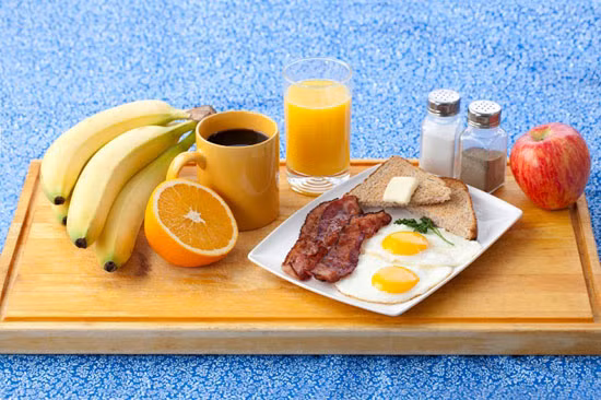 Để có làn da tươi mát và căng mọng, bạn hãy để tâm đến các loại thực phẩm giàu vitamin C như bưởi, cam, táo, cà rốt... Vitamin C luôn là "vũ khí" đắc lực nhất giúp làn da luôn tươi trẻ.