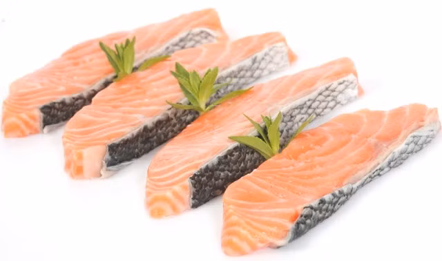 Các loại hải sản như cá hồi, cá ngừ, cá mòi, cá thu,sò... giúp cung cấp acid béo omega-3 ngăn ngừa viêm da, chống nắng, củng cố các cấu trúc tế bào da làm da sáng mịn, phục hồi protein giúp da chống lão hóa.
