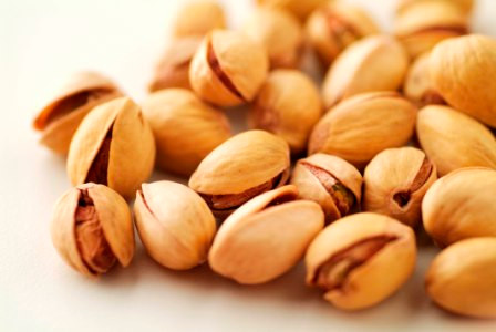 Các loại hạt như hạt điều, hạt hướng dương... chứa nhiều axit béo, giúp da trở nên trơn nhẵn và ngăn cản sự mất nước làm khô da, giữ cho da mềm mại, cải thiện mái tóc và giảm mụn.