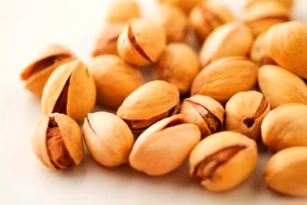 Các loại hạt như hạt điều, hạt hướng dương... chứa nhiều axit béo, giúp da trở nên trơn nhẵn và ngăn cản sự mất nước làm khô da, giữ cho da mềm mại, cải thiện mái tóc và giảm mụn.