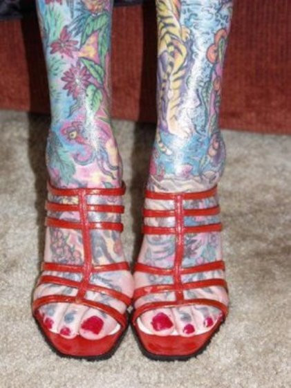 Bàn chân, ngón chân cũng kín mít các hình xăm.