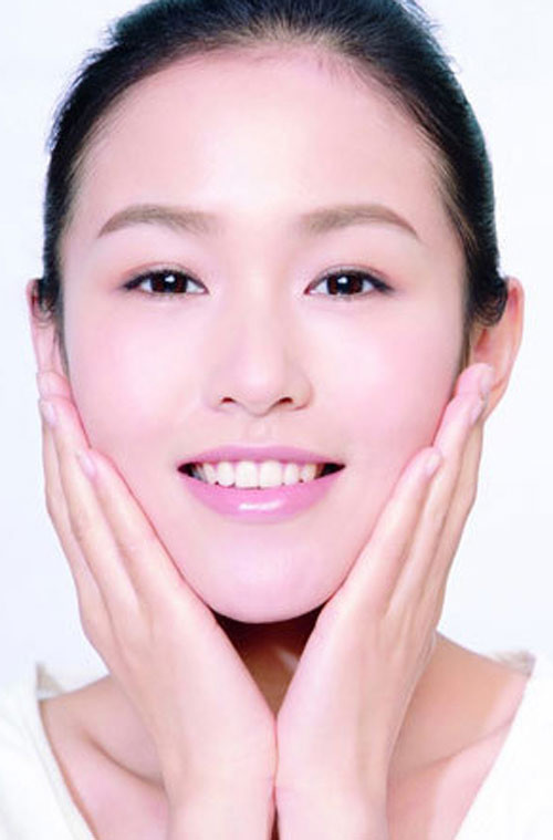 Vỗ tay vào mặt đề làm cằm thon gọn. Phương pháp này có nguồn gốc từ Thái Lan do một người phụ nữ hành nghề massage sáng chế ra. Theo giới truyền thông Thái Lan tìm hiểu được, phương pháp này không chỉ có tác dụng với phần cằm mà còn làm tăng kích thước ngực khi vỗ vào vòng một.