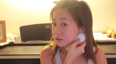 Rất đơn giản khi “tái chế” chiếc thìa trở thành dụng cụ massage làm cằm thon. Đặt chiếc thìa vào điểm chính giữa của cằm, tì nhẹ vào da và kéo lên trên dọc theo xương hàm, lên mang tai sau đó kéo xuống dưới cổ. Phương pháp này được cho là có khả năng làm tăng tuần hoàn máu, làm giảm mỡ cằm, giúp cằm thon gọn và tạo khuôn mặt V-line.