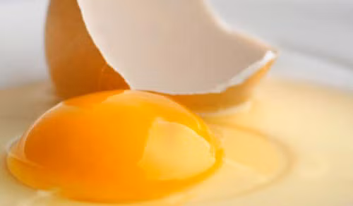 Choline. Choline là một trong những hợp chất của vitamin B Complex, không hẳn là một loại vitamin thật sự được sản xuất trong gan. Choline giúp chuyển hóa chất béo hiệu quả. Đáng ngạc nhiên là lòng đỏ trứng có rất nhiều choline. Thay vì chỉ ăn lòng trắng, bạn nên trộn chúng chung với nhau thành món omelet, đó là cách bạn cắt giảm được lượng calorie, chất béo, cholesterol và bổ sung choline.