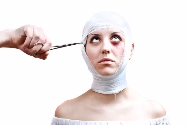 Chỉnh tròn đầu. Chỉnh sửa cho tròn đầu thoạt tiên nghe kỳ lạ nhưng lại đang được nhiều cô gái Hàn Quốc có phần đầu hơi to, thô yêu thích. Có vẻ như ở đất nước này, mọi bộ phận đều có thể "tút tát" cho hoàn hảo.