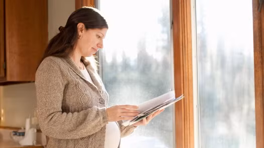 Trầm cảm: 74% phụ nữ sợ hãi điều này. Những căng thẳng hàng ngày như phải làm việc tăng ca, tắc nghẽn giao thông hoặc tranh cãi với bạn đời có thể gây ra trầm cảm nặng trong quá trình mang thai, điều này có thể ảnh hưởng nguy hiểm đến sự phát triển của thai nhi như sinh non, hoặc sinh con nhẹ cân hay gây ra những ảnh hưởng về thần kinh cho con trong tương lai.