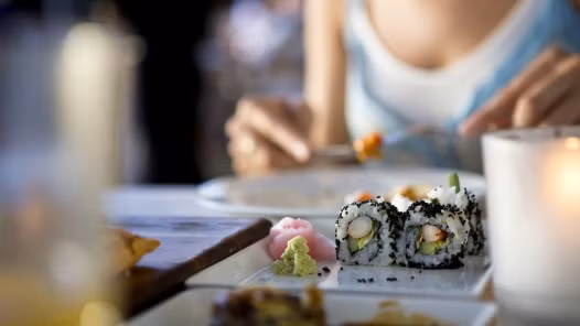 Ăn shushi: 61% phụ nữ sợ hãi điều này. Hầu hết các chuyên gia khuyên phụ nữ mang thai nên tránh xa món ăn làm từ cá sống, vì chúng có thể làm tăng nguy cơ vi khuẩn và ký sinh trùng, gây nhiễm khuẩn thai nhi. Do đó, có ít nhất 61 % phụ nữ ở Mỹ tiết lộ họ sợ những món ăn sống như shushi.