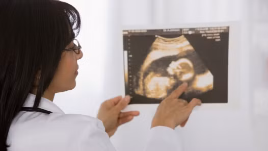 Dị tật bẩm sinh khả năng: 78% phụ nữ sợ hãi điều này. Kiểm tra thực tế cho thấy, 97 trong số 100 trẻ sơ sinh ở Mỹ ít nhất có một khuyết tật bẩm sinh, không lớn thì nhỏ, chẳng hạn nhưu tật nứt đốt sống hoặc hội chứng Down. Đồng nghĩa với việc chỉ có 3% trẻ em là được sinh ra mà không có bất cứ khuyết tật nào. Các dị tật thường gặp bao gồm dị tật ngón chân, khuyết tật ở tim...Nguyên nhân thường gặp là do mẹ bị tiểu đường, động kinh, hút thuốc, uống rượu và béo phì và 70% là không rõ nguyên nhân.