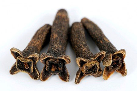 Đinh hương. Đinh hương là một một trong những loại gia vị giúp đốt cháy chất béo trong cơ thể. Sử dụng phổ biến trong nấu nướng và được đánh giá cao trong việc thúc đẩy sự trao đổi chất giúp giảm cân.