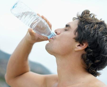 Bạn uống thiếu nước. Bạn đã uống đủ nước chưa? Uống đủ nước cũng là cách giúp bạn tập luyện với cường độ cao để có được cơ bắp như mong muốn. Ngoài ra uống nhiều nước cũng giúp cơ bắp được nảy nở. Hãy uống đủ 2 lít nước/ngày. Nó sẽ góp phần thải các độc tố ra khỏi cơ thể để giảm cân hiệu quả.