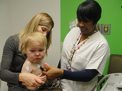 Ryan đã sót sống một cách kỳ diệu và vừa đón sinh nhật 3 tuổi vào cuối tuần qua. Cậu bé là trường hợp đầu tiên trên thế giới mắc phải khuyết tật chỉ có nửa trái tim nằm ngoài cơ thể.