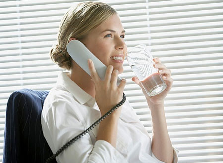 Nước lọc. Bạn cần uống nhiều nước để thải các chất độc nhưng chỉ nên uống khoảng 1 lít rưỡi mỗi ngày, đấy là lượng nước, gồm cả nước trong thức ăn mà chúng ta cần nạp vào cơ thể mỗi ngày để cân bằng lượng nước mất đi, ngoại trừ trường hợp bị bệnh thận hay tim.