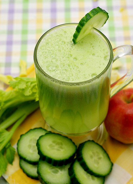 Dưa chuột rất giàu chất dinh dưỡng nước, protein, carbohydrate, vitamin B2, vitamin C, vitamin E, carotene, niacin, calci, phospho, sắt, cucurbitacin, nhiều chất xơ. Nhất là acid contained giúp cơ thể tăng cường sự trao đổi chất và bài tiết độc tố, lượng vitamin C có trong dưa chuột cao hơn đến gấp 5 lần so với dưa hấu. Bởi vậy, dưa chuột không những giúp chị em tránh được độc tố của máy tính mà còn đem đến cho làn da sự trắng sáng.