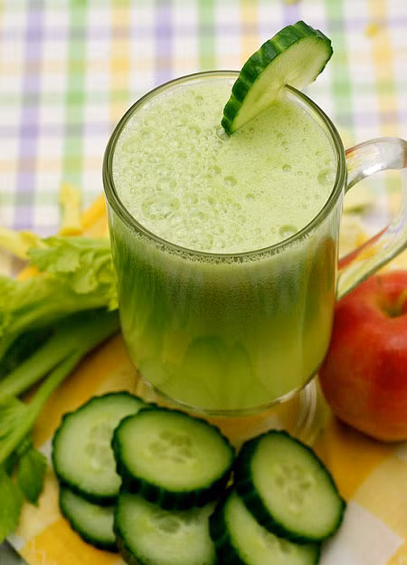 Dưa chuột rất giàu chất dinh dưỡng nước, protein, carbohydrate, vitamin B2, vitamin C, vitamin E, carotene, niacin, calci, phospho, sắt, cucurbitacin, nhiều chất xơ. Nhất là acid contained giúp cơ thể tăng cường sự trao đổi chất và bài tiết độc tố, lượng vitamin C có trong dưa chuột cao hơn đến gấp 5 lần so với dưa hấu. Bởi vậy, dưa chuột không những giúp chị em tránh được độc tố của máy tính mà còn đem đến cho làn da sự trắng sáng.