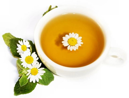 Trà hoa cúc. Trà có chiết xuất từ hoa cúc có tác dụng tăng cường thị lực, làm mắt sáng trong, chống lại đau đầu và hoa mắt khi sử dụng máy tính quá lâu. Ngoài ra, các chất có trong hoa cúc còn giúp tim bạn khỏe hơn, phòng ngừa bệnh cao huyết áp, sa sút trí nhớ khi làm bạn với máy tính trong thời gian dài.