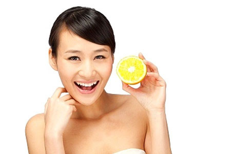 Tẩy da chết. Nên tẩy da chết tuần một lần bằng loại mặt nạ chứa axit salicylic vì thành phần này có tác dụng giảm sự tiết dầu trên da mặt. Sau khi tẩy da chết, nên dưỡng ẩm để da không bị khô. Qua ngày hôm sau, có thể đắp mặt nạ củ quả. Các loại mặt nạ cà rốt, khoai tây, cà chua rất tốt cho loại da dầu mụn.