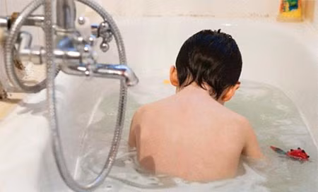 Tự kỷ là một rối loạn di truyền. Bênh tự kỉ là một bệnh rối loạn phát triển của hệ thần kinh biểu hiện rối loạn tâm thần. Trong phân loại của tổ chức y tế thế giới trước đây thì người ta xếp nó vào loại bệnh tâm thần, nhưng ngày nay nó được tách ra như là một Hội chứng rối loạn phát triển.