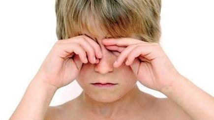 Khó khăn trong giao tiếp: Các giao tiếp xã hội của trẻ em tự kỷ bị cản trở rất lớn vì những khó khăn trong diễn đạt ngôn ngữ cũng như hiểu về ý nghĩa của ngôn ngữ. Chính vì thể trẻ em tự kỷ thường ngại tiếp xúc, tránh tiếp xúc với thế giới bên ngoài, sống khép kín.