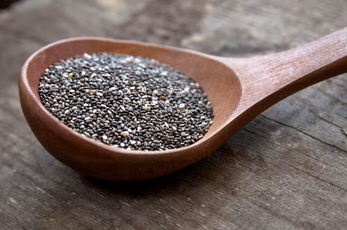 Các loại hạt. Hạt gai dầu, hạt lanh, hạt hướng dương... rất tốt cho làn da của bạn. Trong những loại hạt, đặc biệt là gạt lanh, gai dầu chứa axit béo Omega 3 hiệu quả trong việc giảm thiểu mụn và nếp nhăn trên da. Như hướng dương, hạt bí đều giày vitamin E giúp tăng cường độ ẩm trong da.