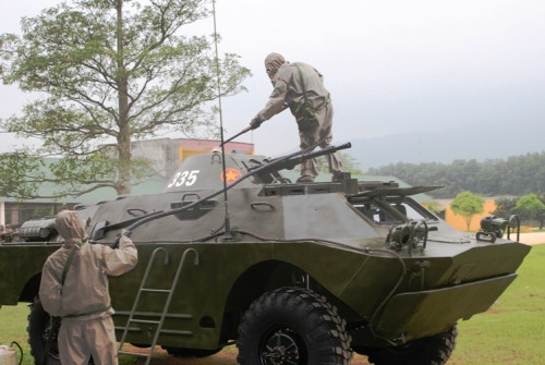 Tiêu độc, tẩy rửa xe bọc thép trinh sát.