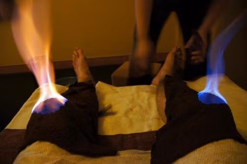 Massage mặt bằng lửa có tên gọi là Huǒ líao, người Trung Quốc còn khẳng định phương pháp trị liệu này có thể chữa khỏi chứng đau mỏi, giảm béo...