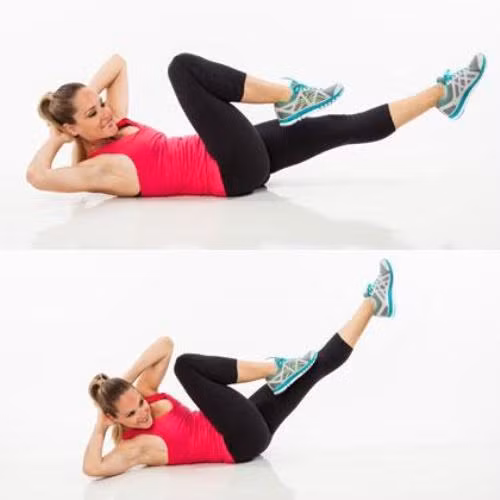 Động tác đạp xe đạp giả. Đầu tiên hãy nằm ép sát xuống mặt sàn, để 2 tay ra phía sau đầu rồi gập đôi chân một góc 45 độ. Sau đó di chuyển dần dầu gối chân phải vào sát phía ngực đồng thời duỗi thẳng chân trái ra. Cùng lúc đó, bạn hãy xoay nửa người trên để khuỷu tay trái chạm vào đầu gối bên phải. Tiếp tục chuyển sang bên còn lại và thực hiện động tác này nhiều lần. Với động tác đơn giản này sẽ giúp bạn tiêu hao mỡ thừa vùng bụng một cách đáng kể.