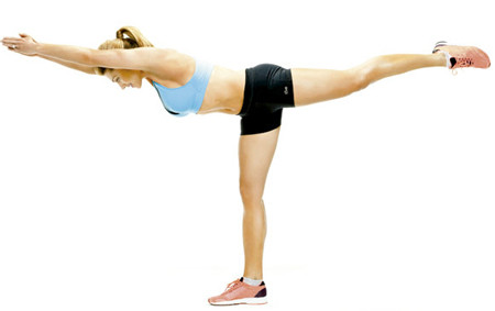Động tác giữ thăng bằng. Đứng với một chân làm trọng tâm, chân còn lại hơi hướng ra ngoài. Ngồi xổm sâu, mở rộng cánh tay về phía sau thân. Sau đó bạn dần đứng thẳng, nâng cao chân trái và giữ ngực thấp hơn cho đến khi toàn thân song song với sàn nhà, di chuyển cánh tay mở rộng về phía trước (như hình). Đổi chỗ vị trí chân và tay sau đó lặp lại để tạo thành một động tác hoàn chỉnh có tác dụng lên vùng mông, chân, vai, lưng và phần cơ bụng.
