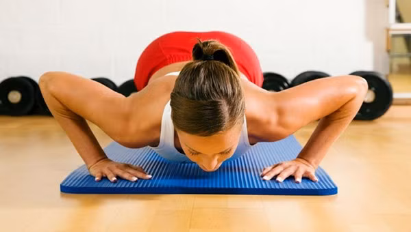 Bài tập này khá đơn giản, có thể thực hiện ngay tại nhà trong những lúc rảnh rỗi vừa có thể giảm béo lại nhanh chóng sở hữu vòng eo “siêu chuẩn” mà bạn đã từng mơ ước. nằm trên sàn, toàn thân thả lỏng, tay chạm sàn, 2 chân vuông góc với sàn, , lưng uốn cong. Hạ 2 tay xuống sao cho song song với thân, từ từ mở rộng biên độ đầu gối, nâng cao lưng để đầu chạm sàn.