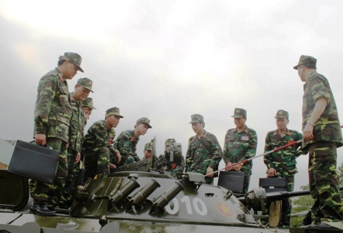 Lớp tập huấn nghe giới thiệu phần vũ khí trên xe chiến đấu bộ binh BMP-2.