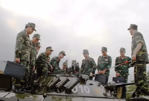 Lớp tập huấn nghe giới thiệu phần vũ khí trên xe chiến đấu bộ binh BMP-2.