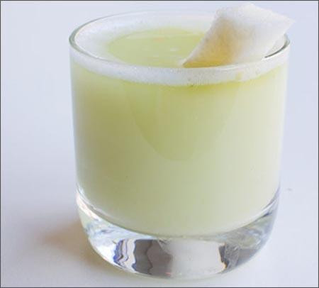 Hoặc dùng củ năng 500g, gọt bỏ vỏ ngoài, rửa sạch, xắt miếng nhỏ rồi ép lấy nước, lọc qua vải sạch rồi hòa với đường phèn vừa đủ, chia uống vài lần trong ngày. Dùng cho trẻ bị sởi, nóng sốt, ho, các bệnh viêm nhiễm cấp tính đường hô hấp trên như viêm họng, viêm amidan, viêm phế quản...