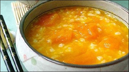 Cháo cà rốt. Cà rốt 50g, củ mài 25g, lá dâu non 10g, gạo tẻ 50g, đường phèn 15g. Cà rốt rửa sạch. Củ mài, gạo xay nhỏ cho vào nồi thêm nước đun trên lửa nhỏ. Lá dâu rửa sạch thái nhỏ. Cho cà rốt, củ mài, gạo tẻ vào nấu cháo, khi cháo chín cho lá dâu, đường phèn vào quấy đều, cháo sôi lại là được. Ăn ngày 2 lần lúc đói, trong 4 - 5 ngày. Tác dụng: tiệt nọc sởi, giảm ho long đờm.