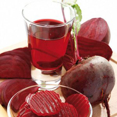 Kinh nghiệm dân gian điều trị trẻ em bệnh sởi khi ban chưa phát bằng cách dùng củ cải đường, hạt rau mùi, mỗi thứ 10g, nấu nước cho trẻ uống. Vào mùa hè, người ta thường luộc củ cải đường 100-150g, ăn để giải khát, giải nhiệt. Hằng ngày, dùng một cốc nước dịch củ cải đường hay phối hợp với dịch các loại củ quả khác.